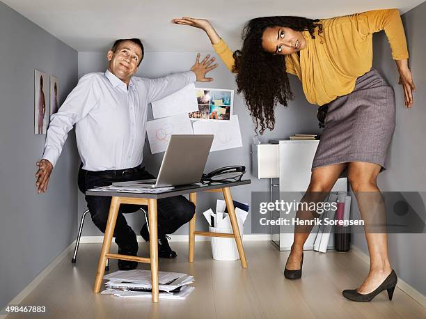 2 business people in small office - bloccato foto e immagini stock