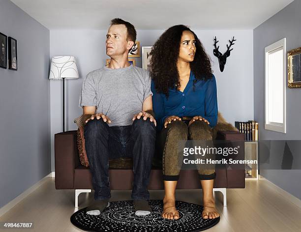 couple in smallscale living room - faze rug 個照片及圖片檔