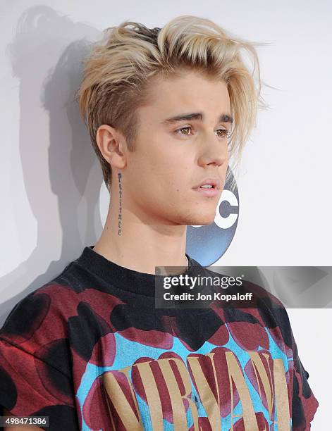 Recording artist Justin Bieber arrives at the 2015 American Music Awards at Microsoft Theater on November 22, 2015 in Los Angeles, California.