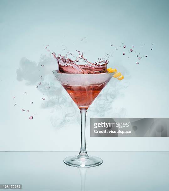concetto di festa - cosmopolitan cocktail foto e immagini stock