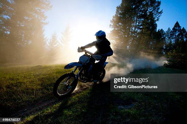 motociclista con tierra - motocross fotografías e imágenes de stock