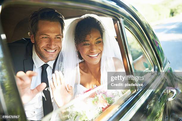 pour un heureux envoyer sur - wedding couple laughing photos et images de collection