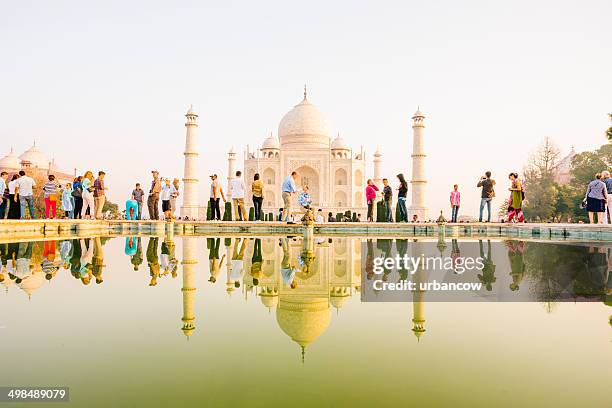 taj mahal reflejo - agra fotografías e imágenes de stock