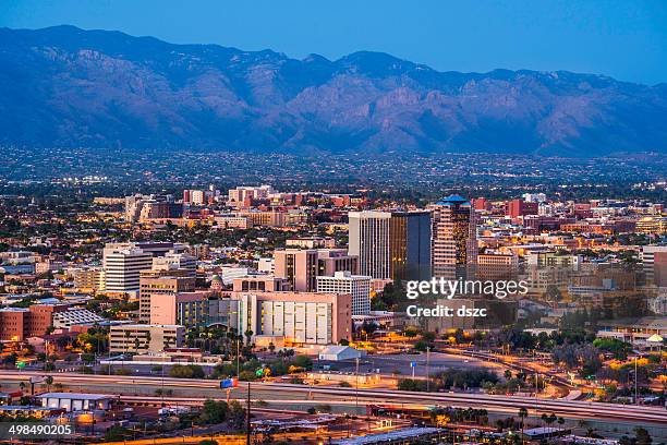 tucson-arizona skyline vista da cidade e montanhas santa catalina pelo anoitecer - tucson imagens e fotografias de stock