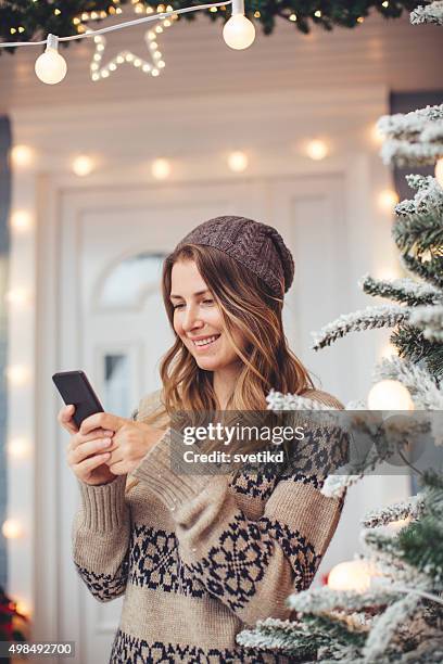 one message can make your day. - christmas smartphone stock pictures, royalty-free photos & images