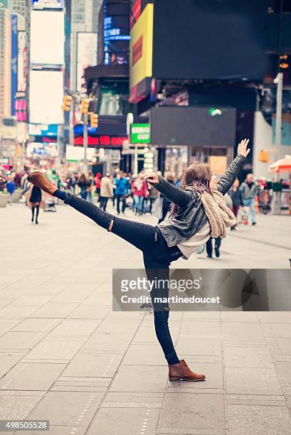 süßes mädchen tanzen selbst in times square, new york. - time square new york stock-fotos und bilder