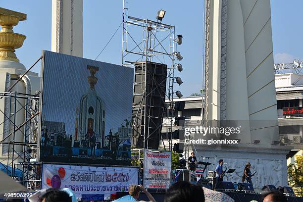 anti-government demonstration concert, bangkok - banglamphu stock pictures, royalty-free photos & images