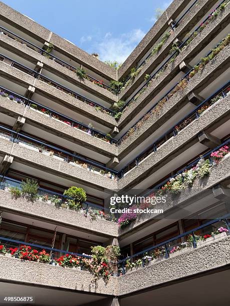 balkone, barbican, london - barbican stock-fotos und bilder