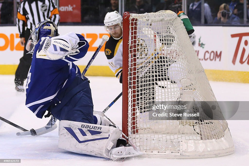 Toronto Maple Leafs play the Boston Bruins