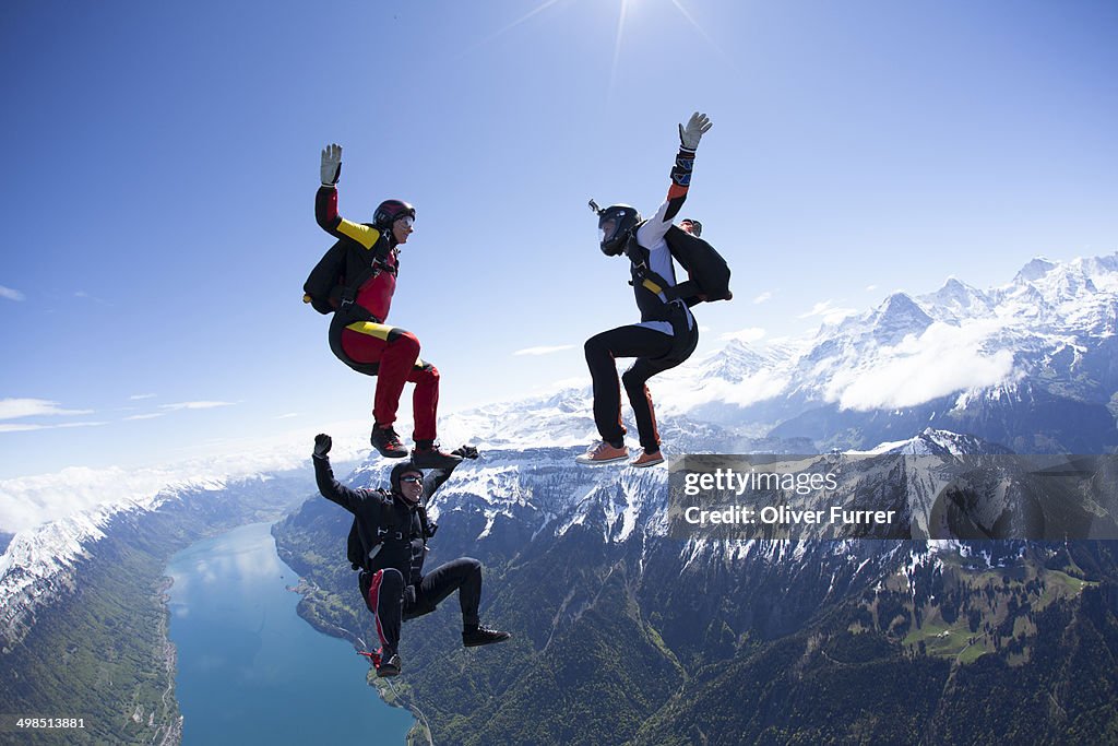 Freefly team sitflying together in the blue sky