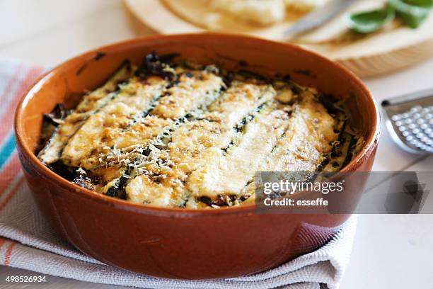 ricetta italiana tradizionale di alla parmigiana di zucchine forno - baked foto e immagini stock