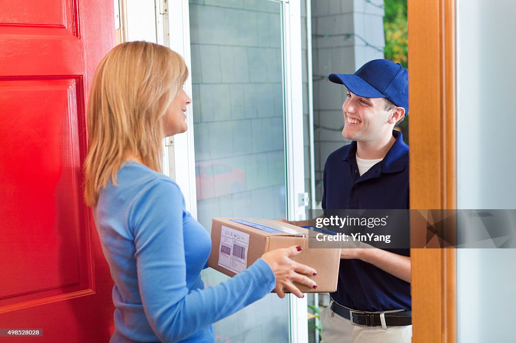 Lieferung Person, die Package-Box-Container zu Hause Kunden