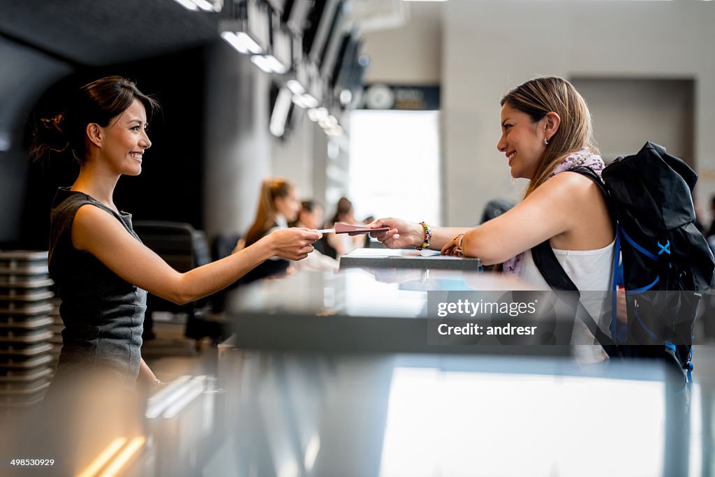 Frau am Flughafen 