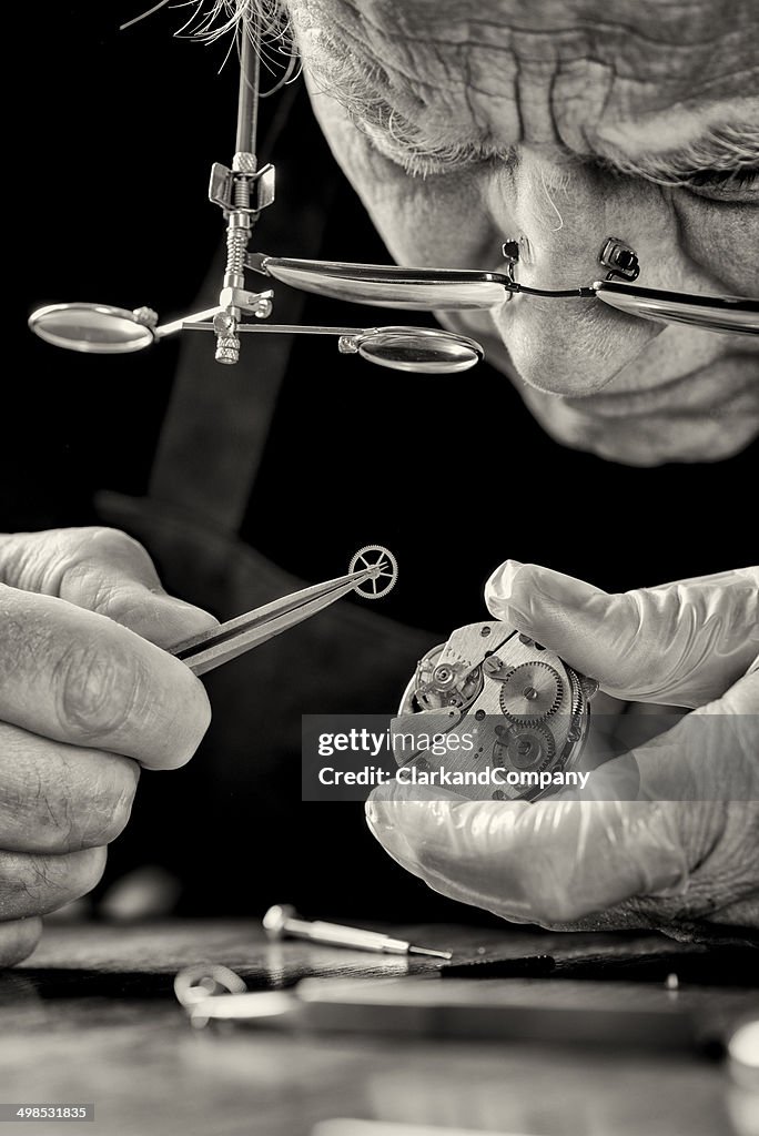 Watchmaker mit Lupe Gläser reparieren eine Uhr