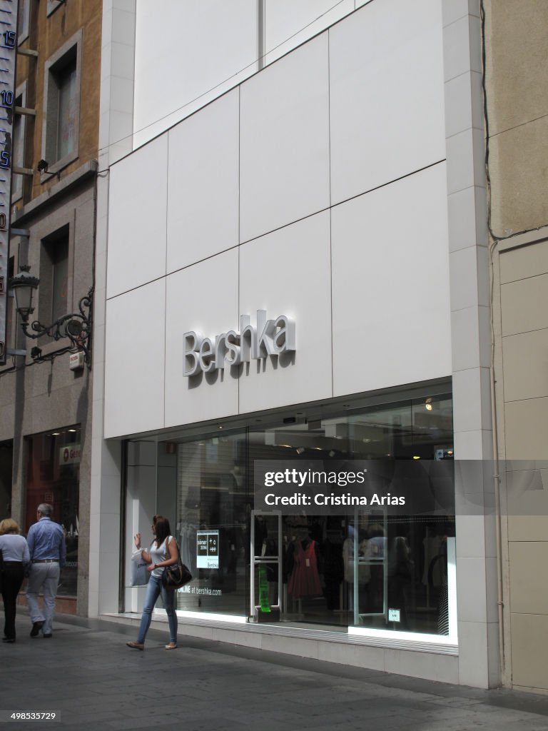 fascisme Woud Verdachte Bershka store in Preciados Street of Madrid, Bershka is the chain of...  News Photo - Getty Images