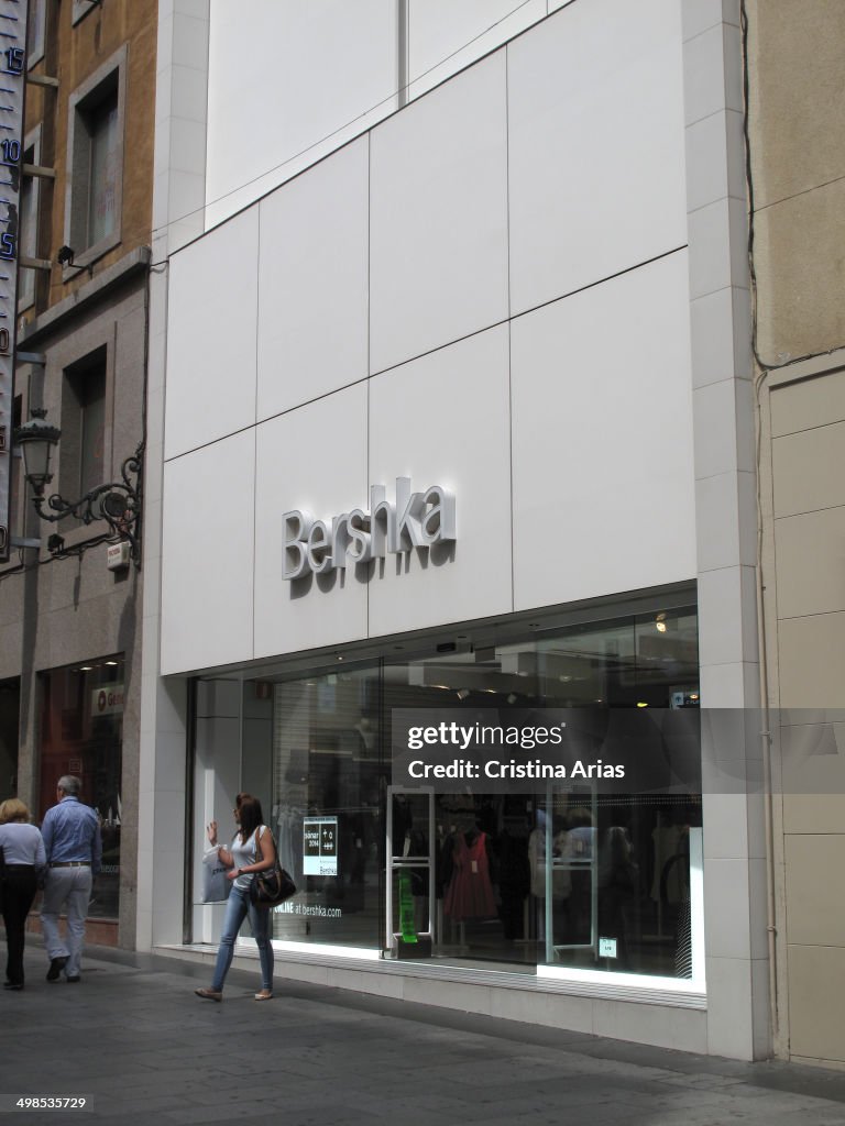 fascisme Woud Verdachte Bershka store in Preciados Street of Madrid, Bershka is the chain of... News Photo - Getty Images fascisme Woud Verdachte Bershka store in Preciados Street of Madrid, Bershka is the chain of... News Photo - Getty Images