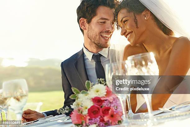 amour comme vous ne serez jamais fait de mal - wedding couple laughing photos et images de collection