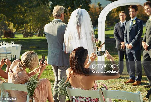 sein kleines mädchen zu fuß zum traualtar - father of the bride stock-fotos und bilder