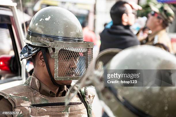armed forces, state police in riot gear in northern india. - indian police officer image with uniform stockfoto's en -beelden