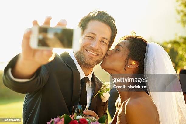 este aspecto é fácil de fotografia de casamento - black women kissing white men - fotografias e filmes do acervo