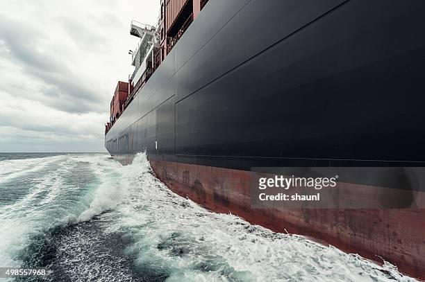 コンテナー船の海 - hull ストックフォトと画像