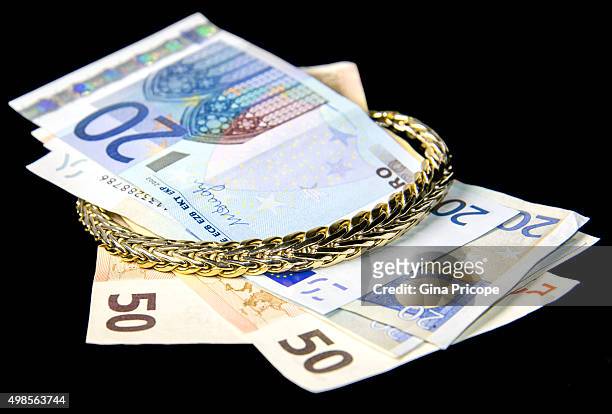 gold necklace and european banknotes - collana stock-fotos und bilder