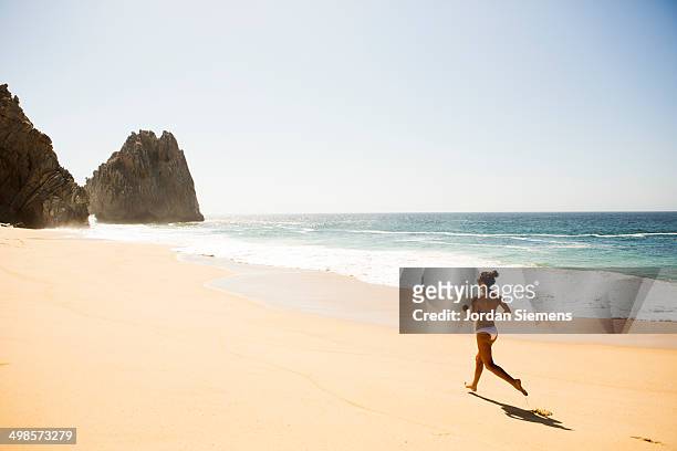 female running in mexico. - océano pacífico fotografías e imágenes de stock