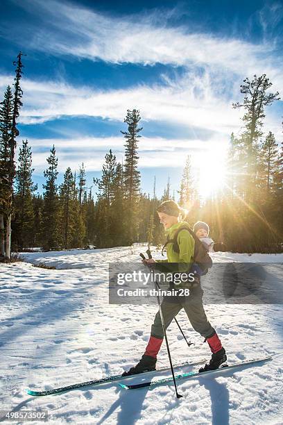 mom esquí con niño pequeño - esquíes de fondo fotografías e imágenes de stock