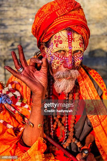 sadhu-indianer holyman sitzt im tempel - varanasi stock-fotos und bilder