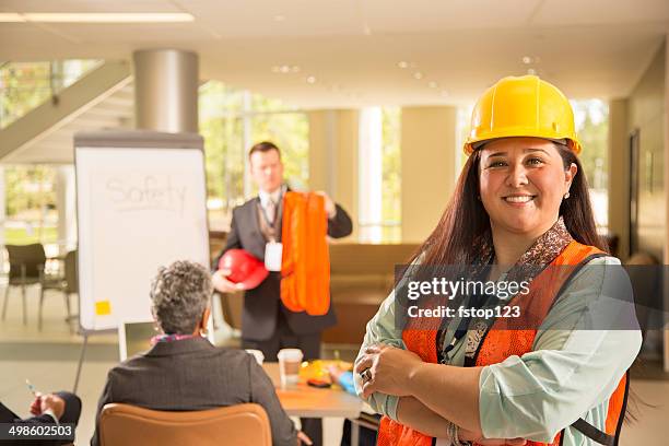 sicherheit am arbeitsplatz.  präsentation mit arbeitnehmer. - construction worker office people stock-fotos und bilder