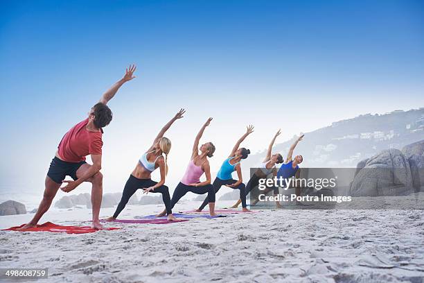 yoga group on beach - sunrise yoga foto e immagini stock