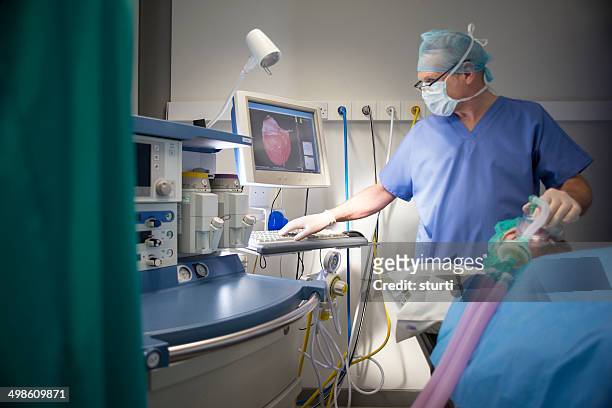 anesthetist in operating theatre - ventilator stockfoto's en -beelden