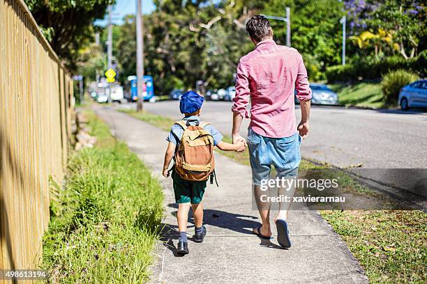 vater und sohn zur schule - umhängetasche stock-fotos und bilder