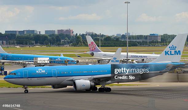 klm royal dutch airlines airbus a330 - taxiing stock pictures, royalty-free photos & images