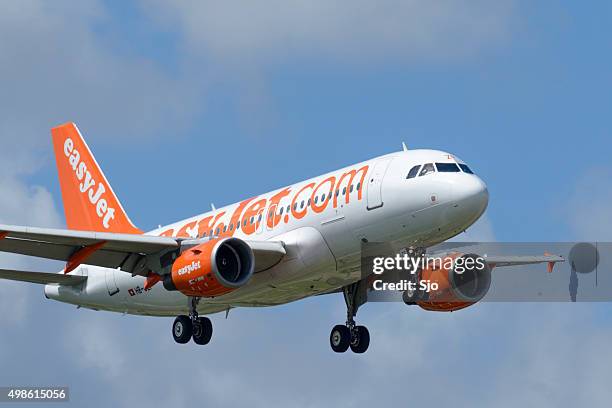 easyjet airline airbus a319 airplane - easyjet stockfoto's en -beelden