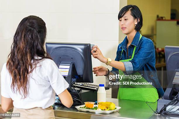 aluno da escola secundária usando cartão de crédito para pagar cantina refeição - empregado do refeitório imagens e fotografias de stock