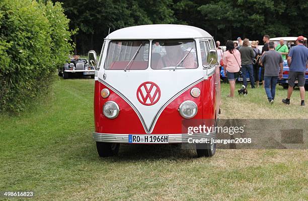 vintage vw bus t 1 - volkswagen bus fotografías e imágenes de stock