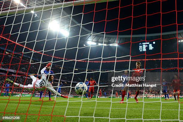 Thomas Mueller of Bayern Muenchen scores Bayern's third goal during the UEFA Champions League group F match between FC Bayern Munchen and Olympiacos...