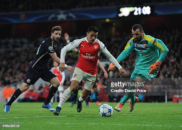 Alexis Sanchez scores his 2nd goal, Arsenal's 3rd, past Eduardo of Zagreb during the match between Arsenal and Dinamo Zagreb in the UEFA Champions...