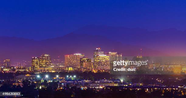 phoenix arizona panorama de vista da cidade arranha-céus horizonte crepúsculo noite, copyspace - phoenix arizona imagens e fotografias de stock