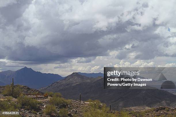 phoenix desert landscape from camelback mountain - camelback mountain photos et images de collection
