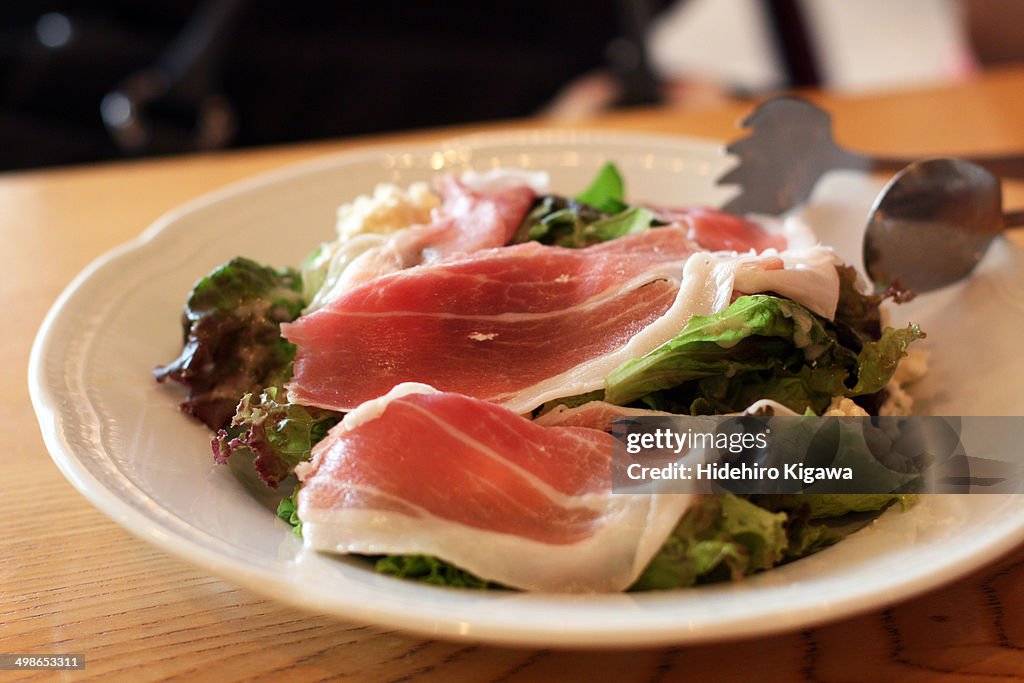 Salad with prosciutto