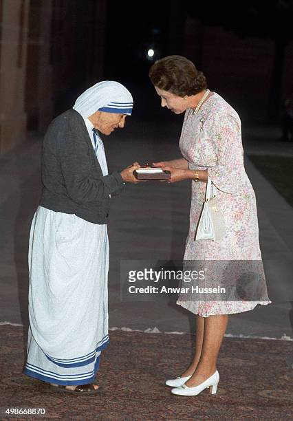 Queen Elizabeth ll presents the Order of Merit to Mother Teresa of Calcutta on November 24, 1983 in Delhi, India.