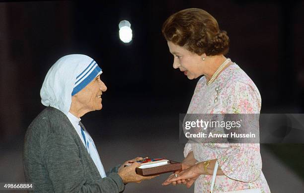 Queen Elizabeth ll presents the Order of Merit to Mother Teresa of Calcutta on November 24, 1983 in Delhi, India.