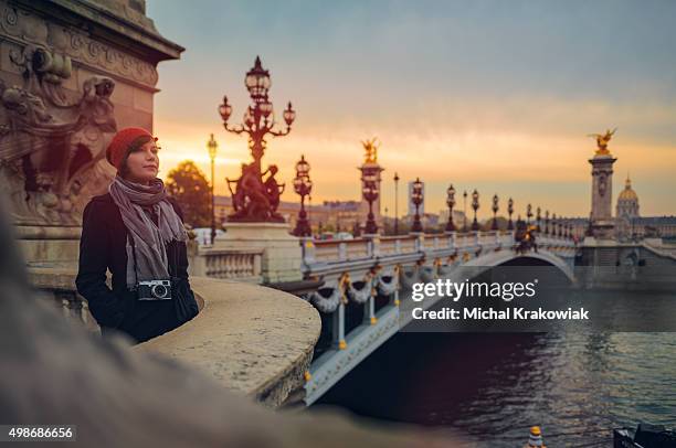 turista su pont de la concorde a parigi al tramonto. - monuments paris foto e immagini stock