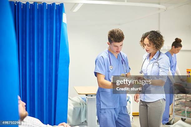 雄および雌の医師、病院区 - ジュニアドクター ストックフォトと画像