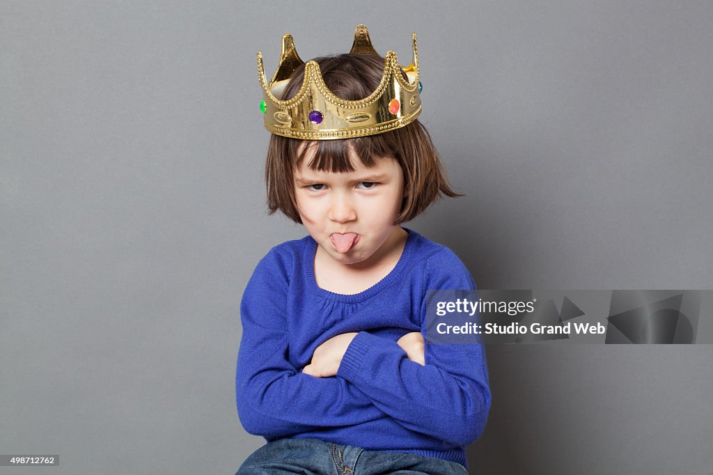 Divertida preschooler com atitude e impertinente mollycoddled criança a fatia superior do pão