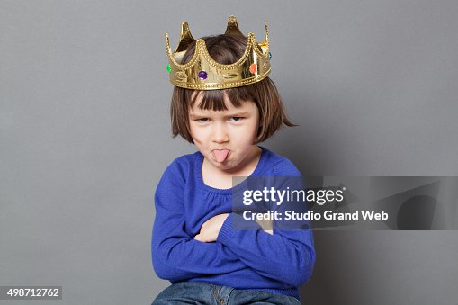 Divertida preschooler com atitude e impertinente mollycoddled criança a fatia superior do pão Divertida preschooler com atitude e impertinente mollycoddled criança a fatia superior do pão