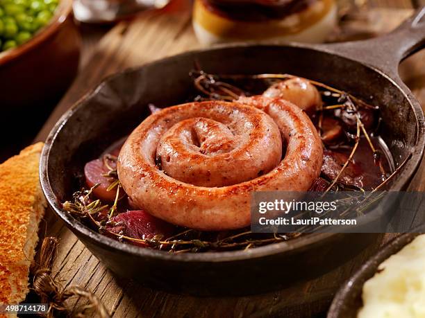 willst, cumberland-würstchen mit kartoffelbrei und bier - bierwurst stock-fotos und bilder