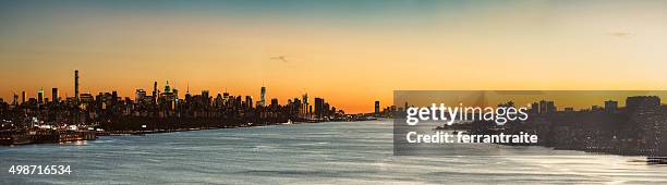 skyline von new york city panorama bei sonnenuntergang über den hudson river - west new york new jersey stock-fotos und bilder